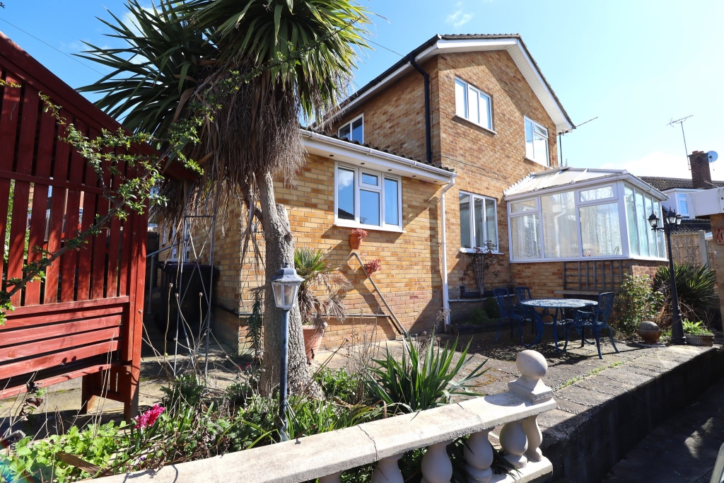 Upper Lambricks, Rayleigh