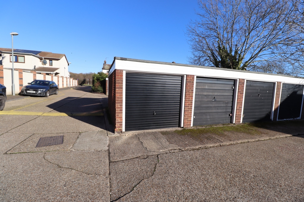Romford Road, Chigwell Borders
